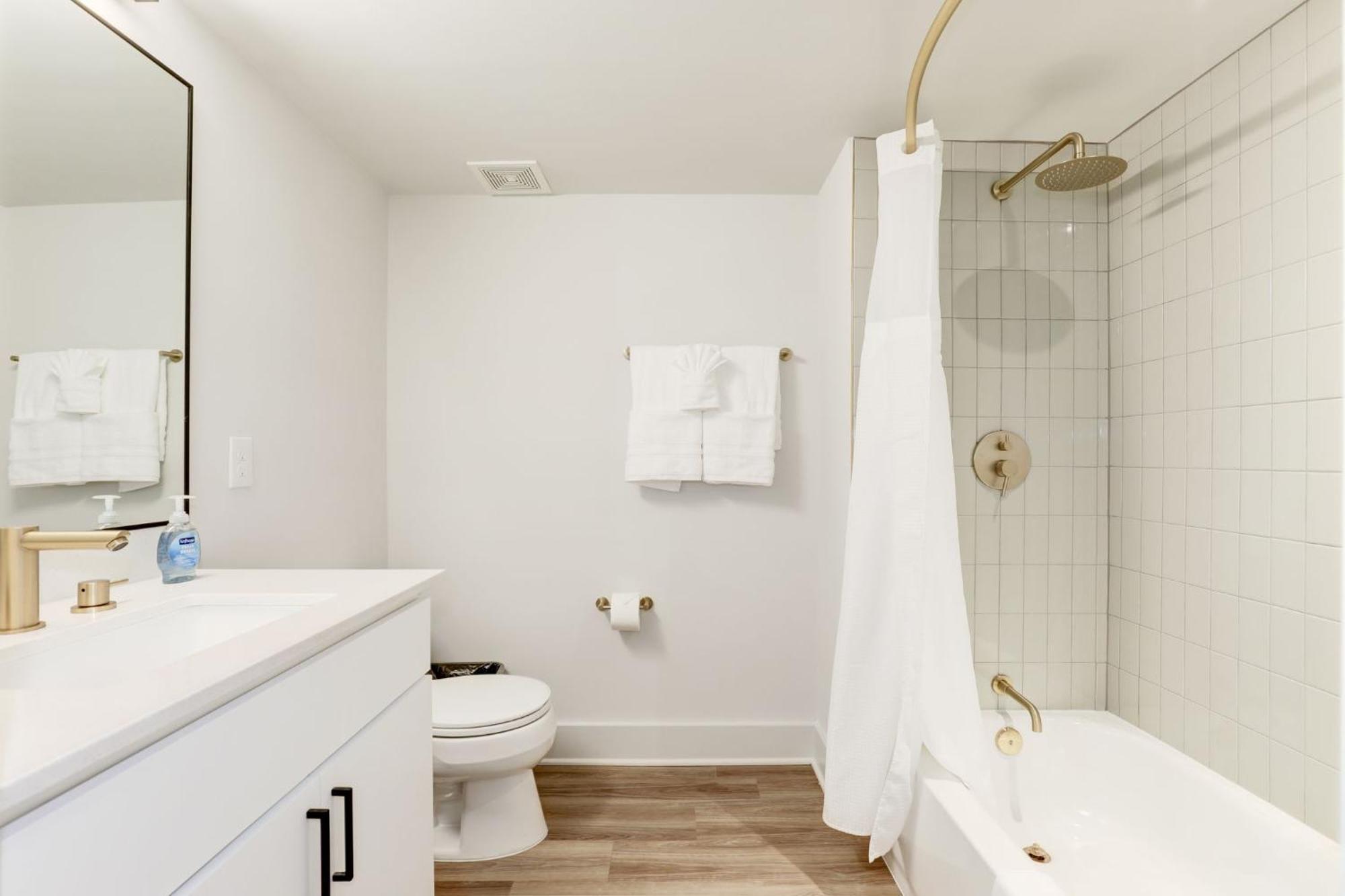 Capitol Convenience 2br Luxury Minutes From Dc Apartment